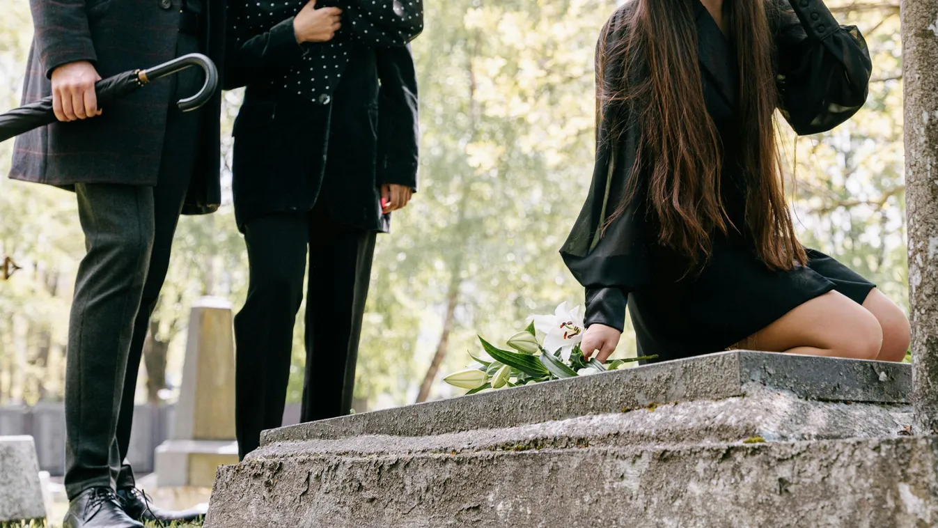 Apró darabokra tört a szülők szíve: tragikus okokból fel kellett nyittatni 16 éves fiuk sírját, végigzokogták az egészet