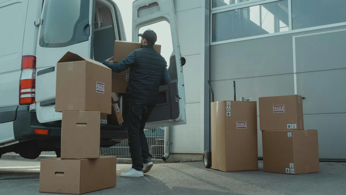 Kifakadt az Amazon futár: elárulta, kik a legrosszabb ügyfelek
