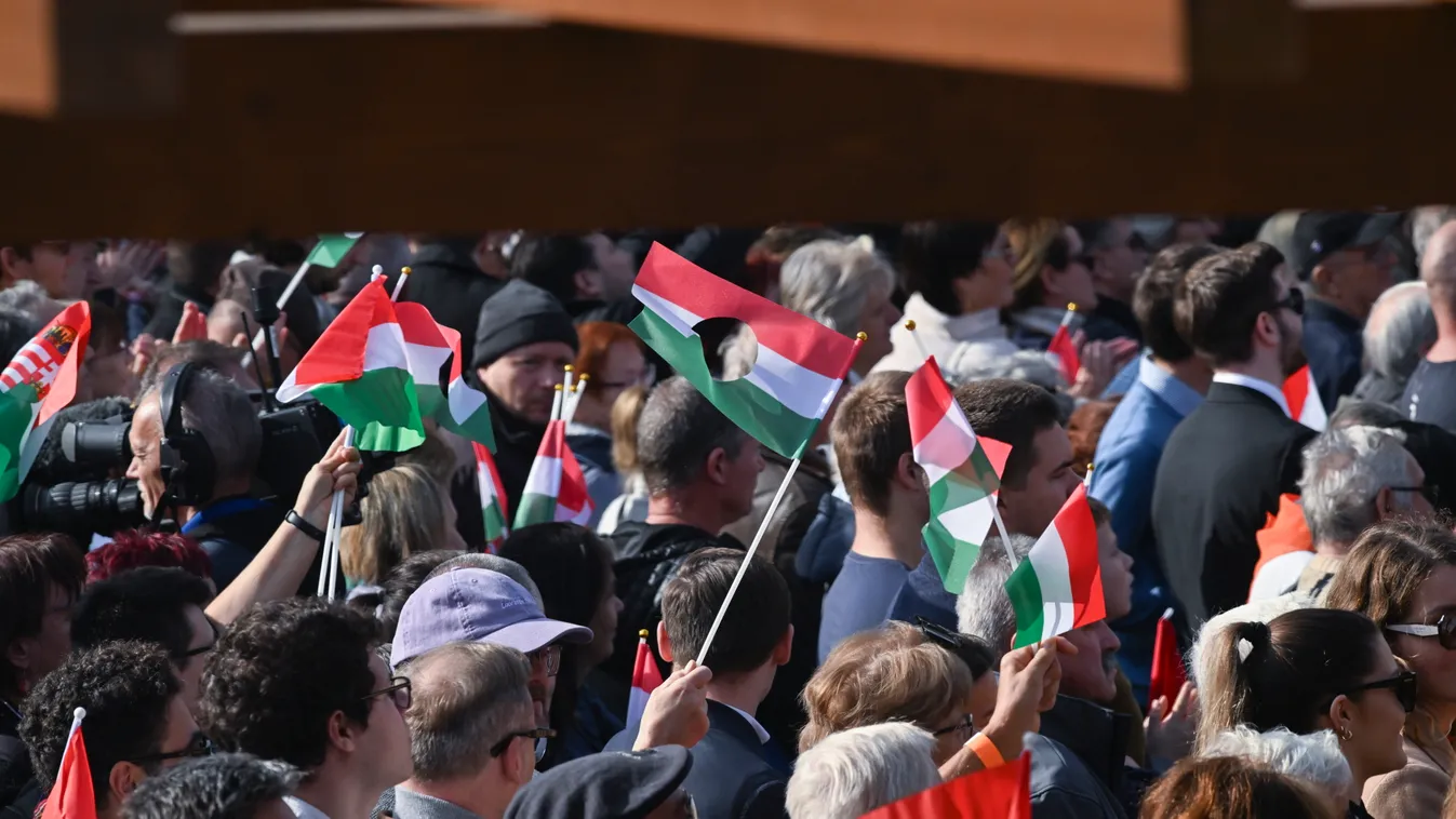 Zsúfolásig megtelt a tér Orbán Viktor beszédére