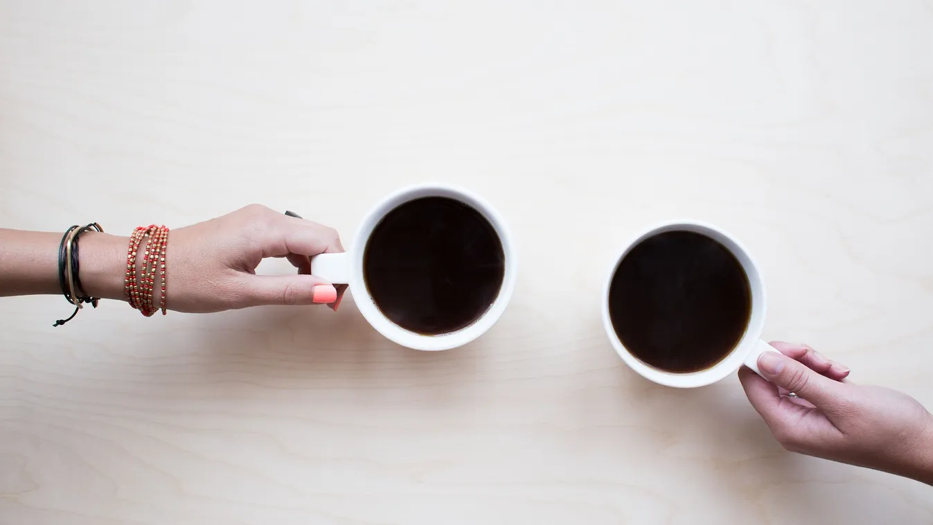 Kávé vagy tea? Melyik ébreszt jobban?