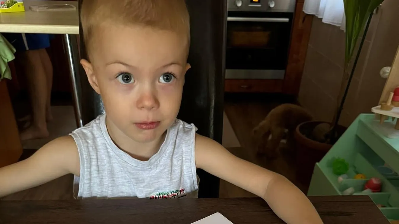 "Amikor megkaptuk a diagnózist, összeomlottunk" – szorítja az idő a Duchenne-szindrómás Benit
