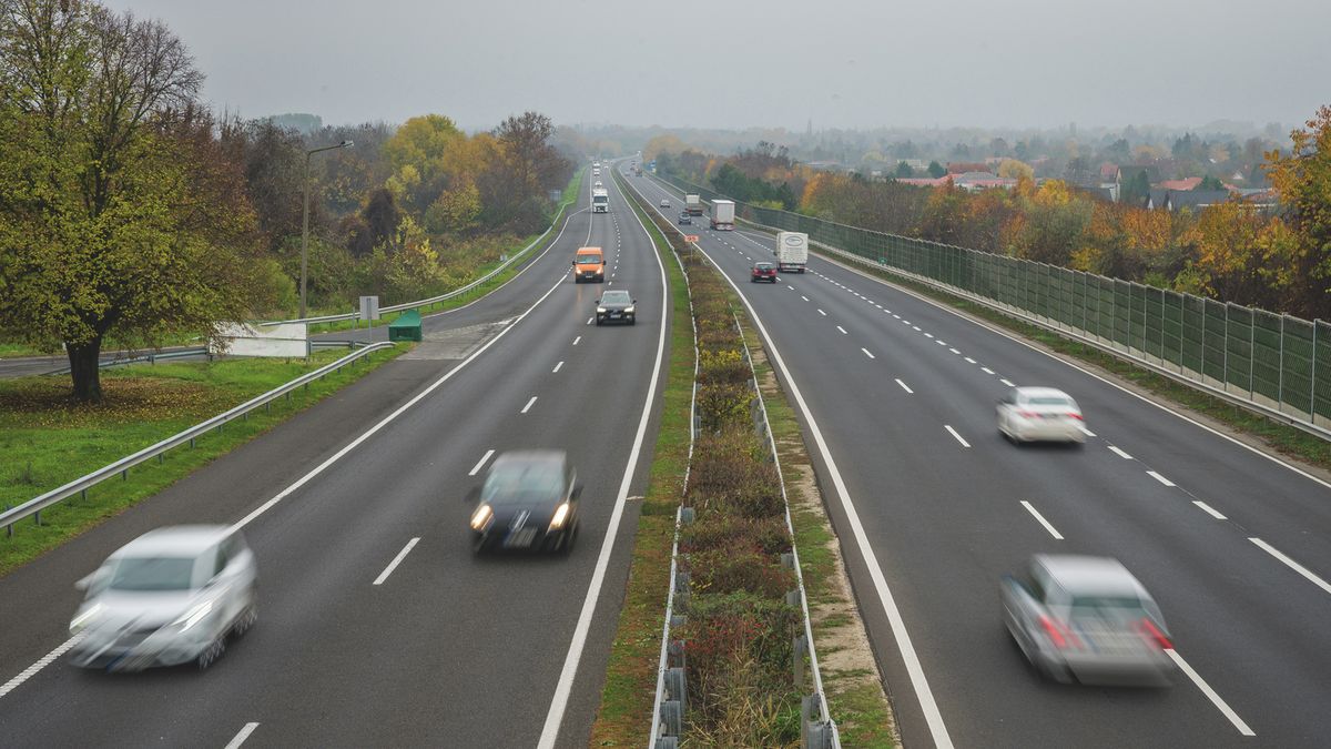 Félmeztelen női test hevert az autópályán Budapestről kifelé