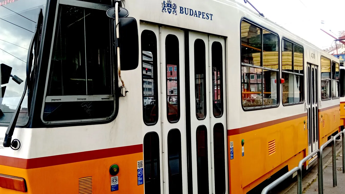 Leszállították az utasokat egy budapesti villamosról, nagy baj történt