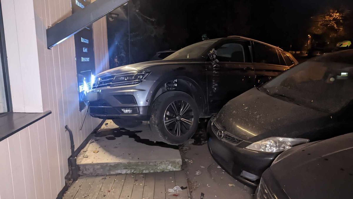 Füstölgő roncsok Budán: iszonyú erejű baleset történt, fotók jöttek a helyszínről