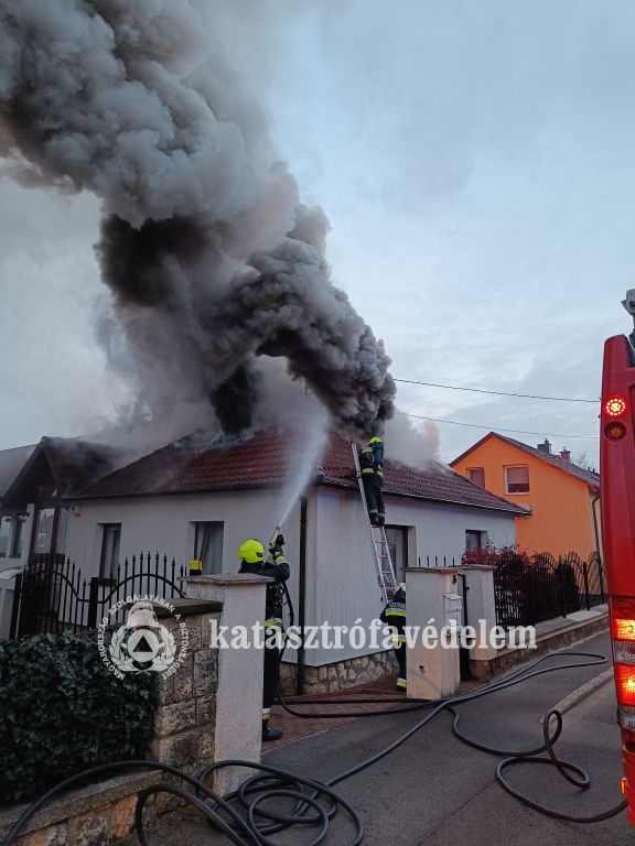 tűz, Pécs, lakás, elektromos tűz, villany