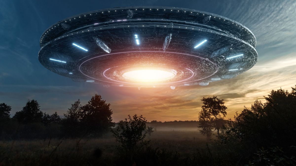 Ufo,,An,Alien,Saucer,Hovering,Above,The,Field,In,The