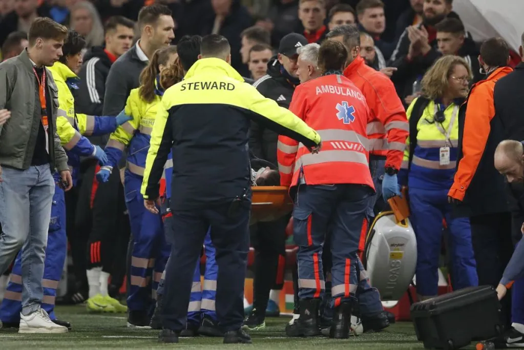 Szalai Ádámot újra kellett éleszteni a magyar kispadnál, az állapota stabilizálása után hordágyon vitték kórházba