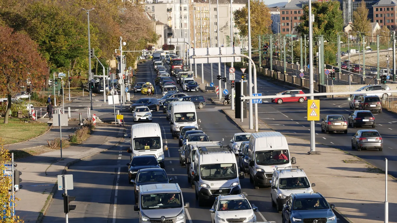 Most érkezett: Teljes szélességében lezárták az utat Budapesten, nagy a baj