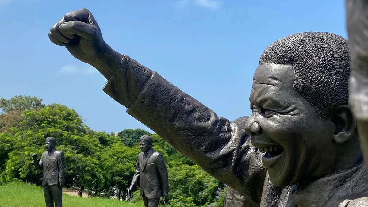 A Mandela-effektust sokan annak tulajdonítják, hogy agyunk hozzáad olyan elemeket egy dolog emlékéhez, amit odaillőnek vagy hiányzónak gondol.