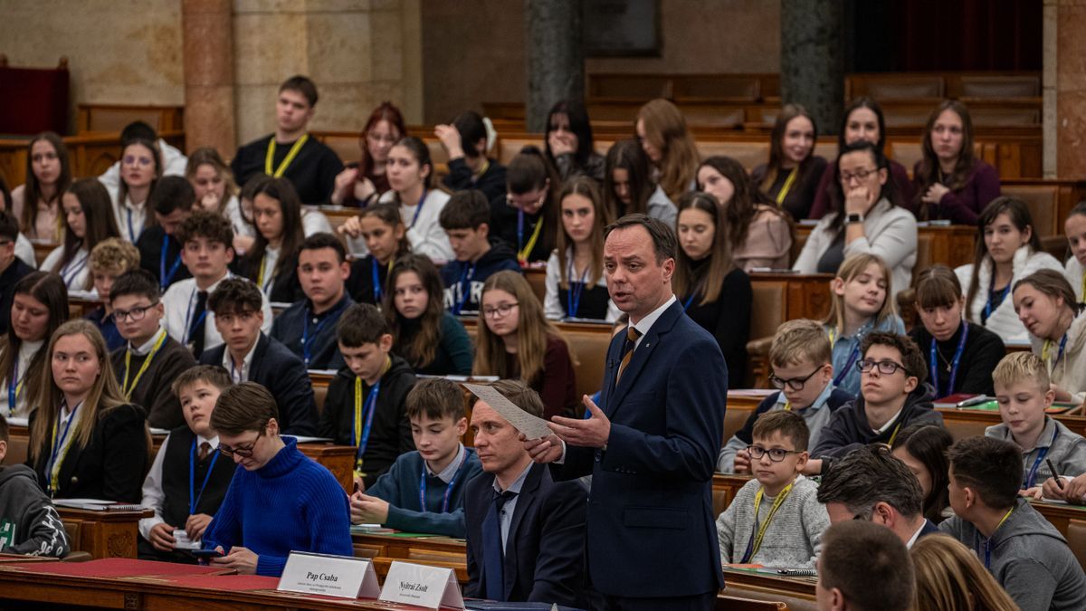 300 diák kérdezhetett a Parlamentben