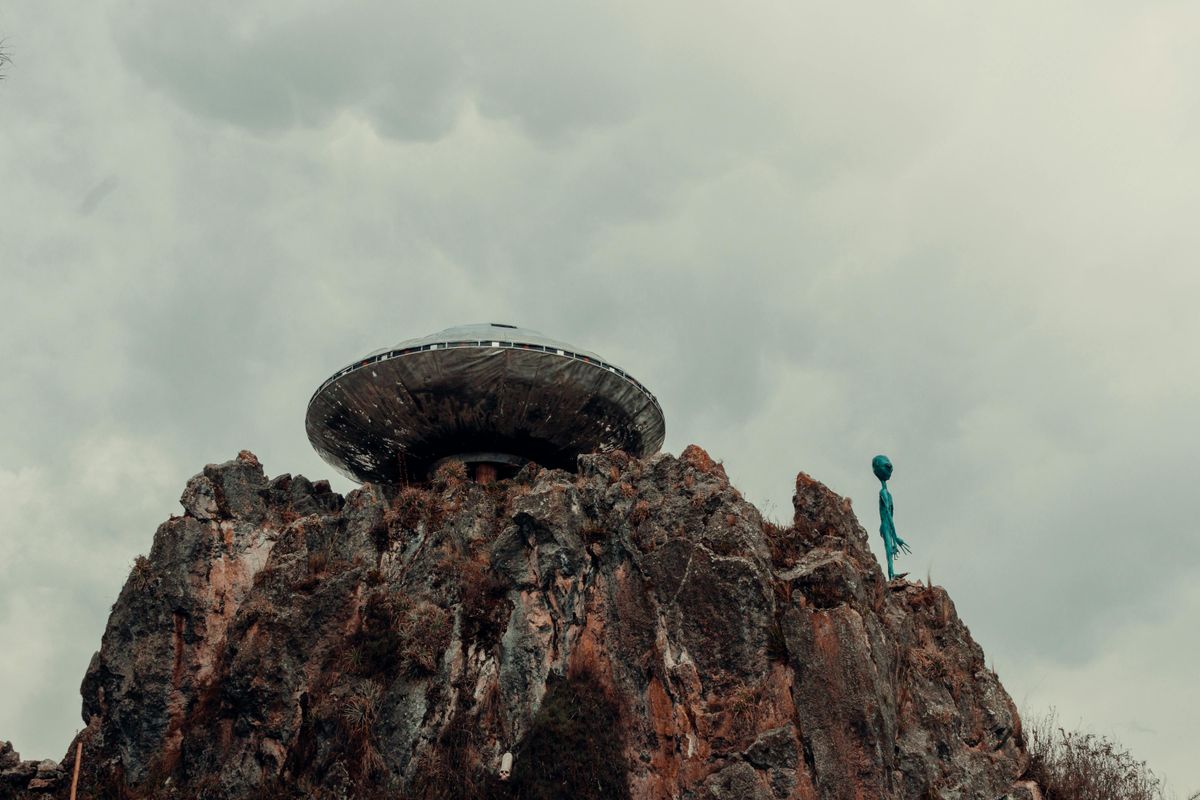 Beindult a nyílt beszélgetés az UFO-észlelésekről; sokak azt állítják már meg sem lepődnének, ha egy nap bejelentenék, hogy tényleg látogat minket egy idegen intelligencia.