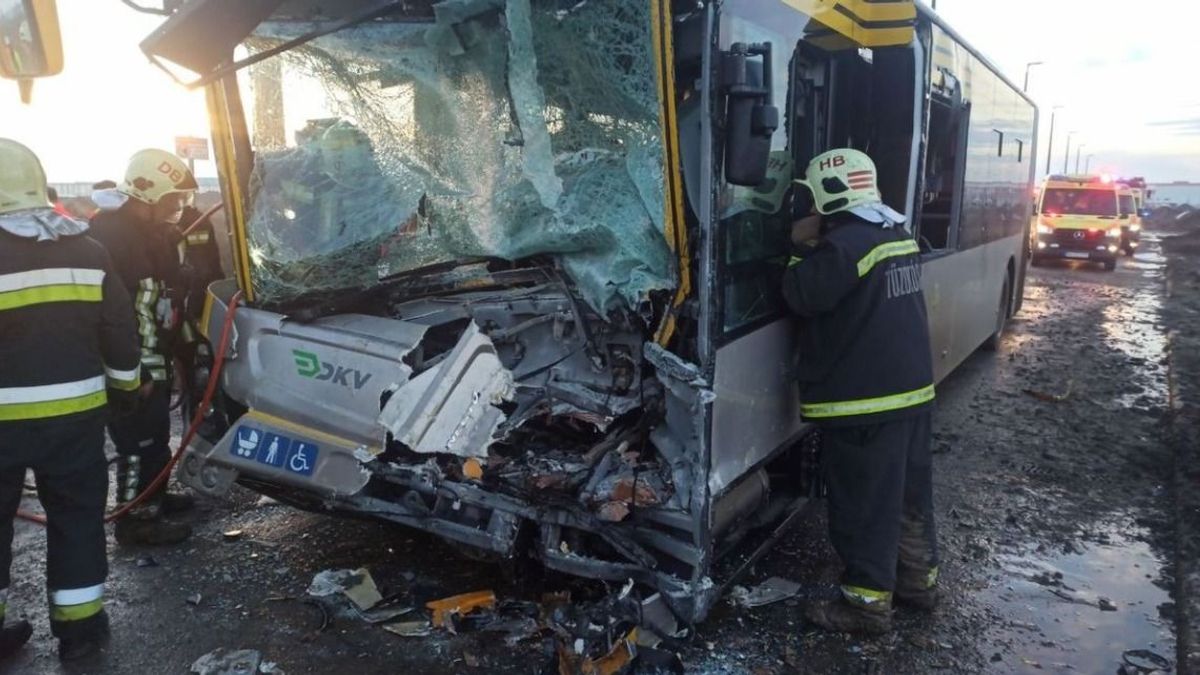 Hatalmas buszbaleset történt Debrecenben, rengeteg a sérült