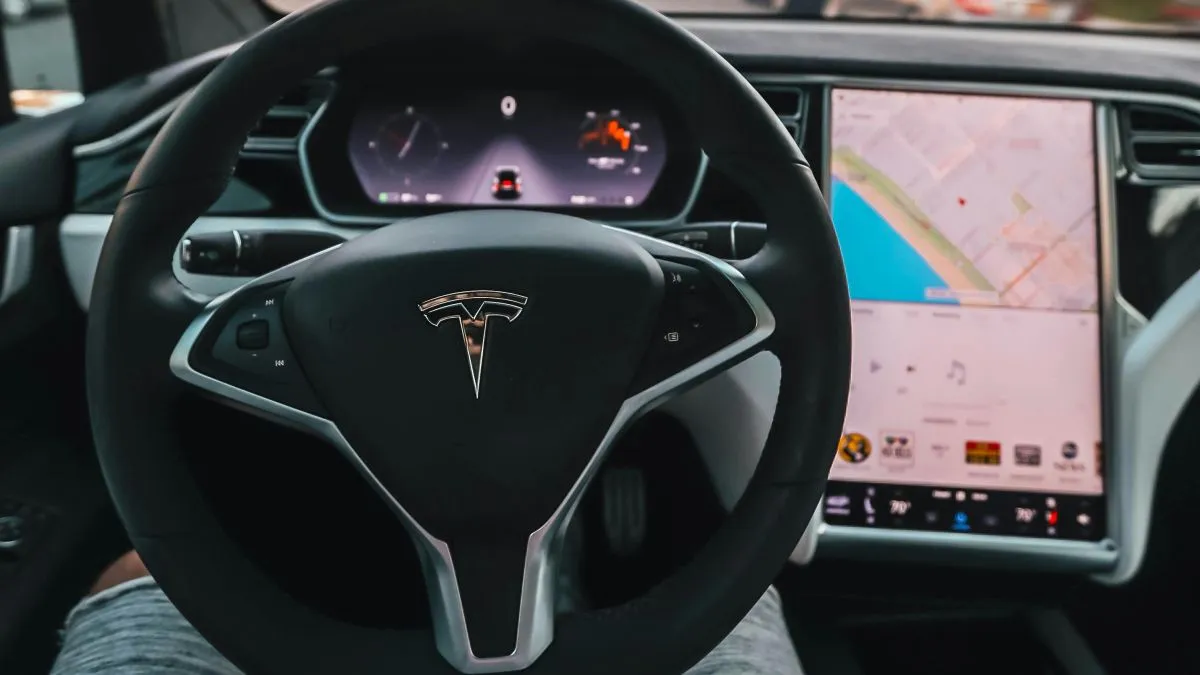 A Tesla önvezető járművei már Európában is elkezdték hódítani a teret, de úgy tűnik, hogy pár éven belül új bizarr találmány száguldhat az utakon.
