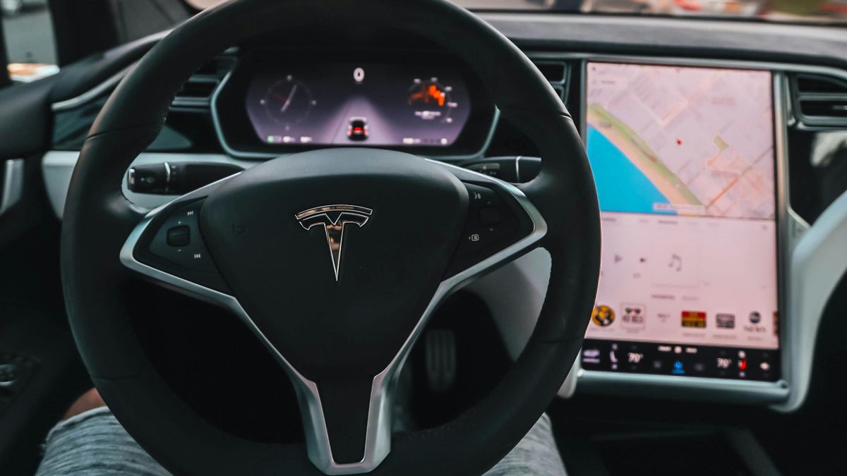 A Tesla önvezető járművei már Európában is elkezdték hódítani a teret, de úgy tűnik, hogy pár éven belül új bizarr találmány száguldhat az utakon.