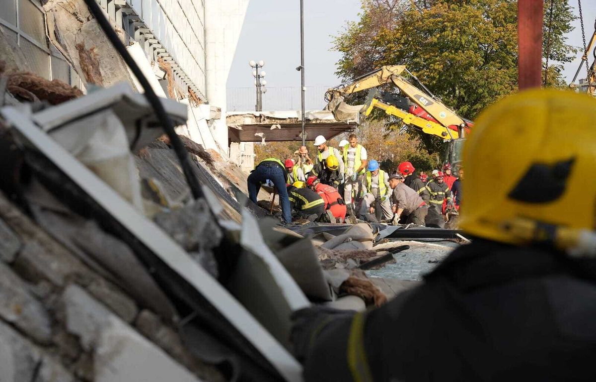 SZERBIA ÚJVIDÉK VASÚTÁLLOMÁS TETŐSZERKEZET LEOMLÁSA HALOTTAK