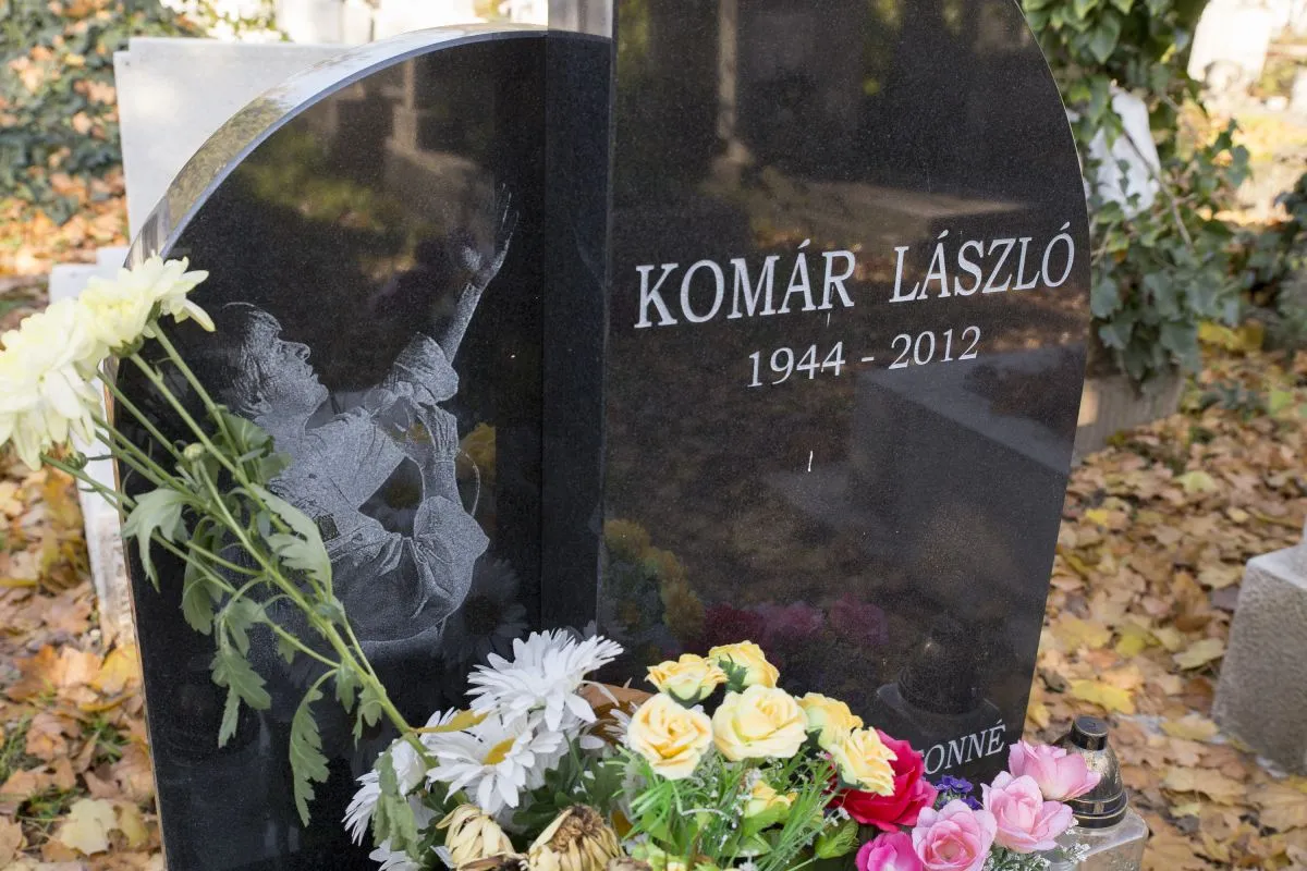 Komár László sírja
