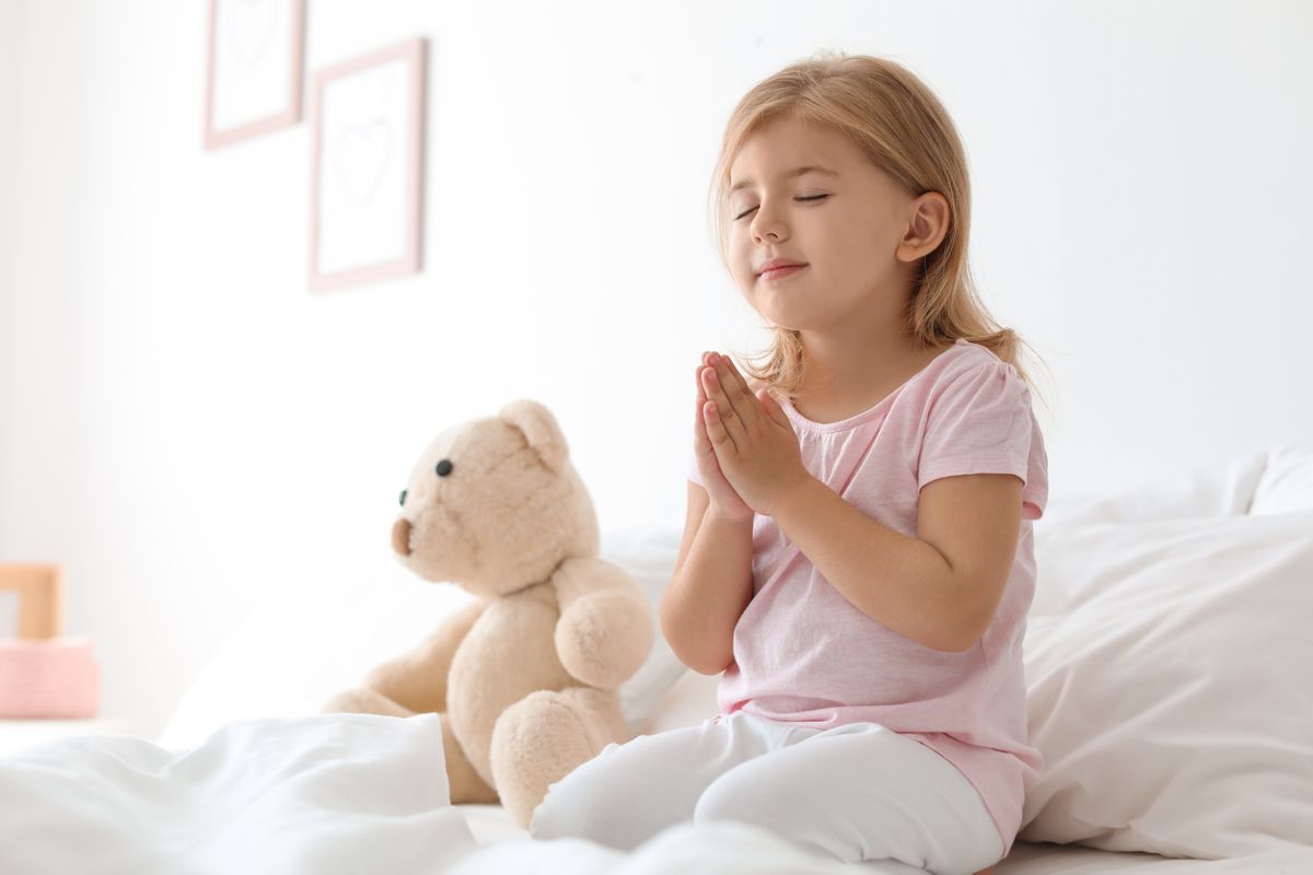 Little,Girl,Praying,In,Bed,At,Home.,Space,For,Text
angyal