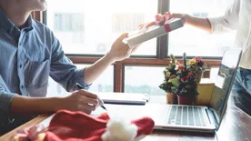 Céges karácsonyi ajándékok - hogyan válasszuk ki a megfelelőt? (x)