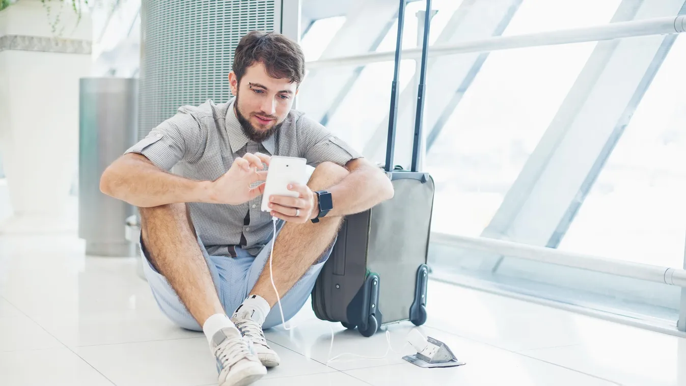 Ezért ne töltsd soha a telefonod a repülőtéren – A biztonsági szakértő tanácsai