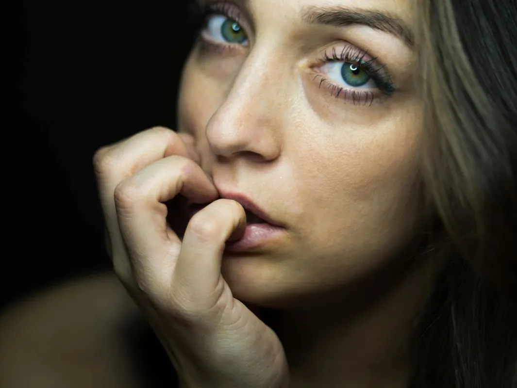 körömrágás gondolkozás nő lány zavarban izgul stressz