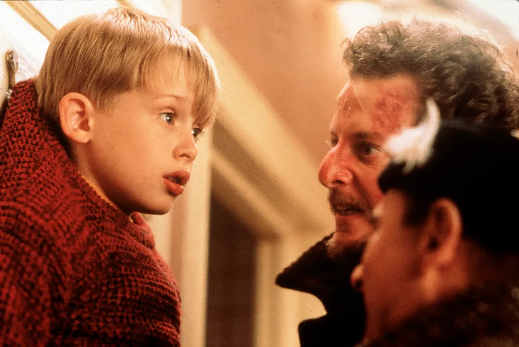 Macaulay Culkin, azaz Kevin McCallister (balra), Peter és Kate legfiatalabb fia, Buzz, Megan, Linnie és Jeff öccse.
