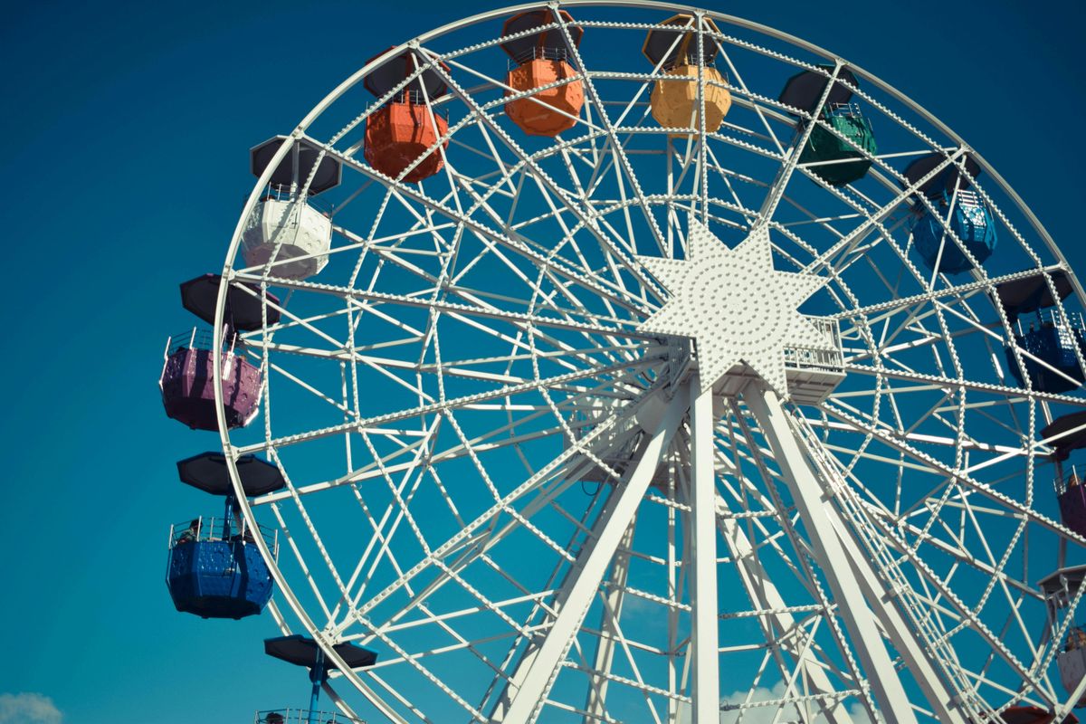 A vidámpark látogatói aggódóan sikoltoztak, miközben az óriáskerék irányítója próbálta úgy forgatni a kereket, hogy a lány a földre érjen. 