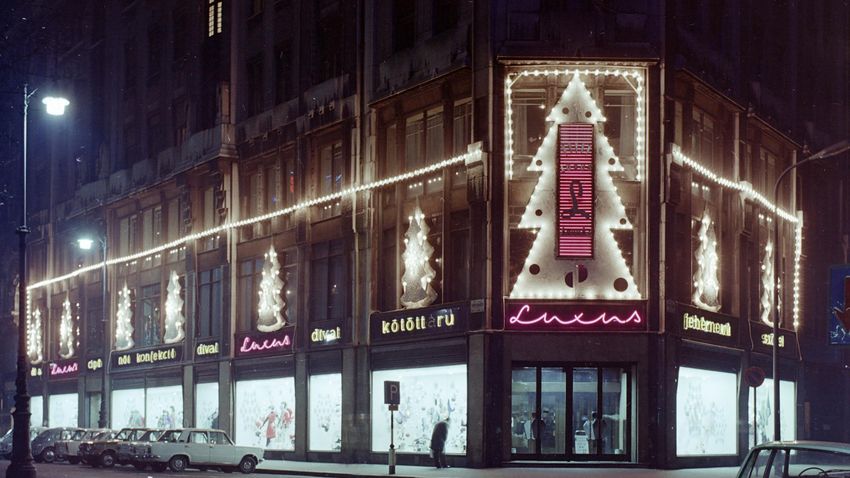 A budapesti Luxus Áruház évtizedeken keresztül a különleges ajándékokra vadászók kedvelt célpontja volt. Melyik évben volt utoljára nyitva az adventi időszakban?