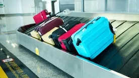 A repülőtér biztonsági szakértője szerint ezért ne tegyél soha lakatot vagy szalagot a bőröndre