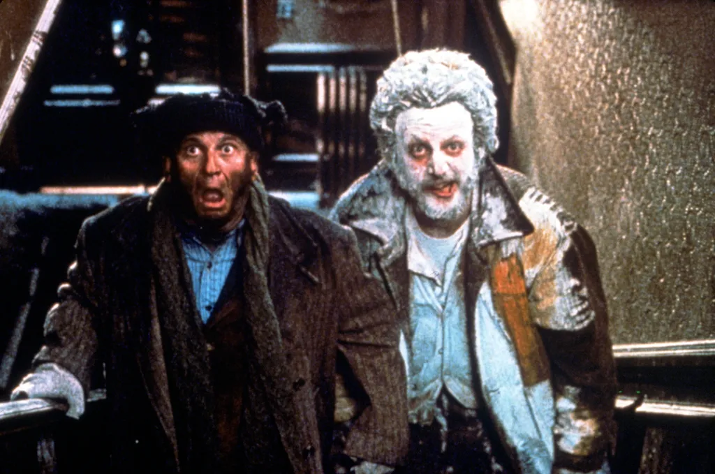 Daniel Stern, azaz Marvin "Marv" Merchants (balra), az egyik betörő.