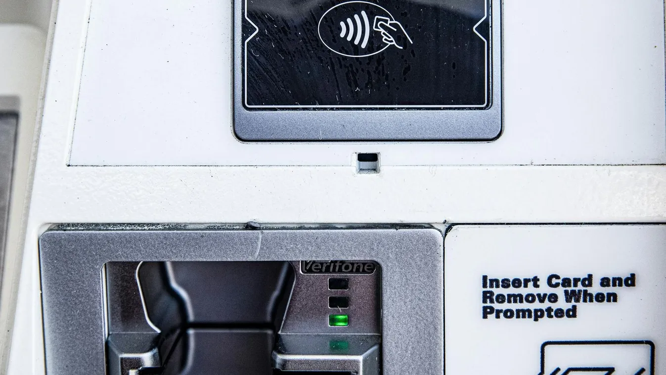 30 ezer forint helyett 300 ezret vett fel egy férfi a budapesti ATM-ből, majd megtörtént a baj