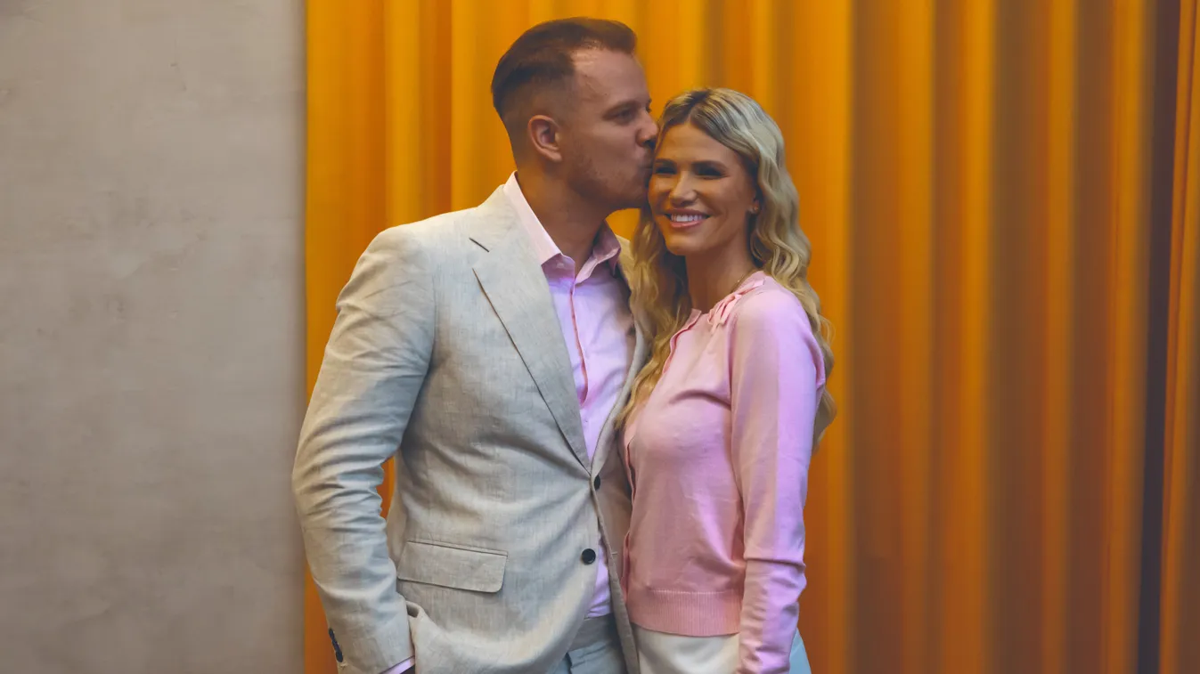"Csodálatos!" Mélyen kivágott zöld ruhában villantott Vasvári Vivien