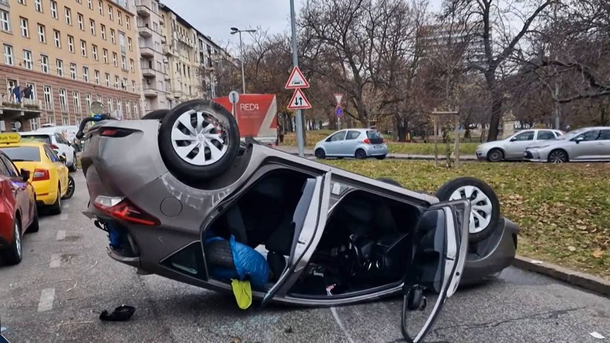 Sok a sérült, brutális karambol az I. kerületben: utasokkal teli buszba csapódott az autós