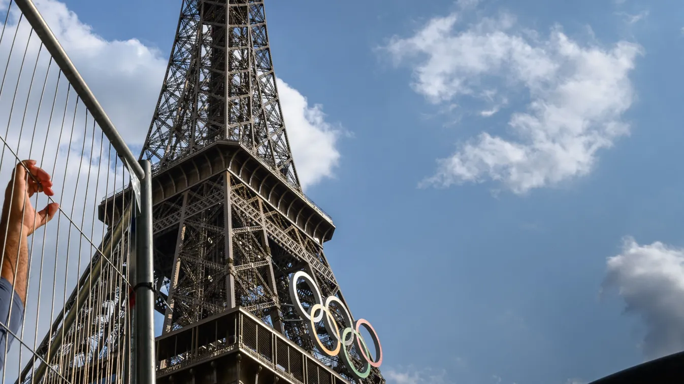 Tűzeset: lángra kapott az Eiffel-torony egy része, 1200 embert evakuáltak