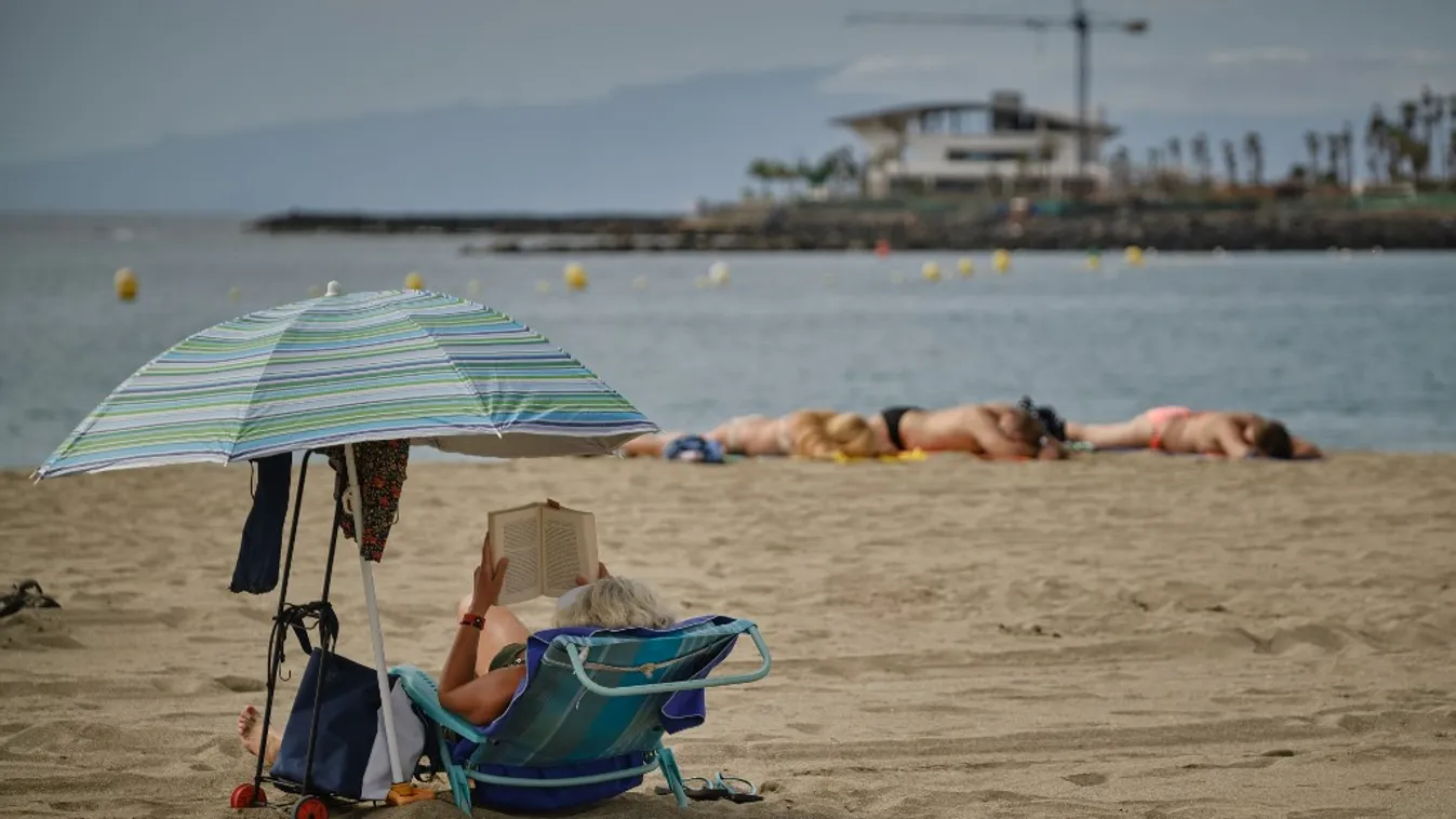 Meghalt egy turista a Kanári-szigeteken, akin napozás közben átment egy autó