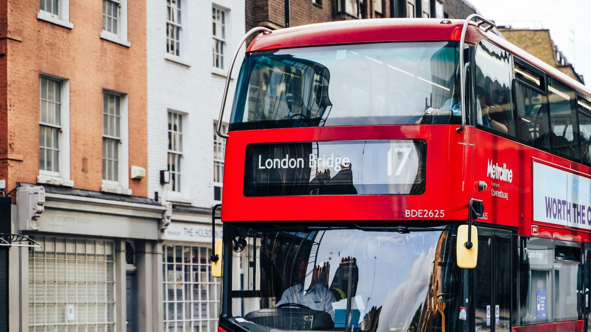 A Stagecoach emeletes busznak szinte az egész teteje levágódott a balesetben.