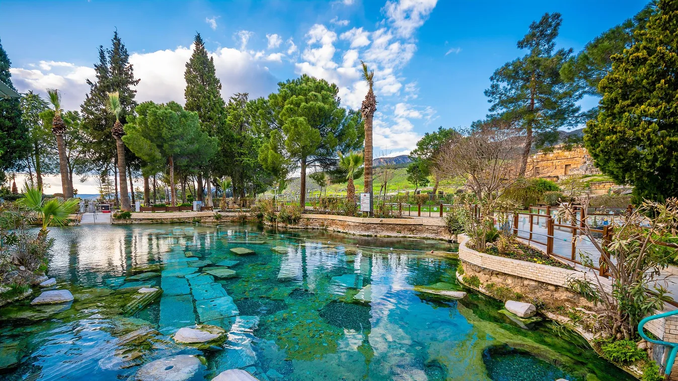 Pamukkale: Törökország fehér mészkőből készült termálvíz vára, amely egy ősi kultuszt inspirált