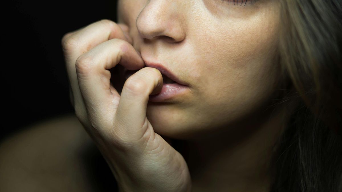 körömrágás gondolkozás nő lány zavarban izgul stressz