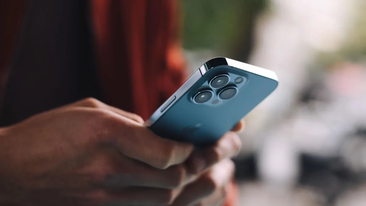 Figyelmeztet az Aplle: újra kell indítani az iPhone-okat!