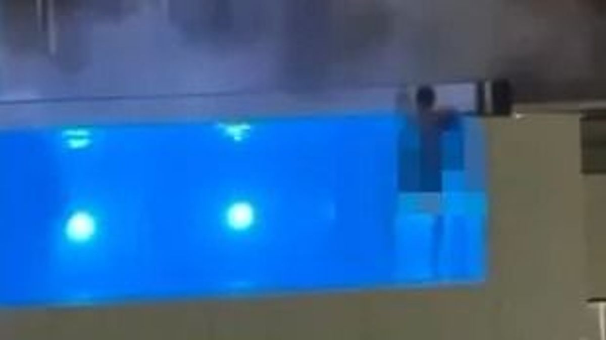 Nem bírtak ellenállni a kéjnek: videón, ahogy az uszodában kényezteti egymást a pár