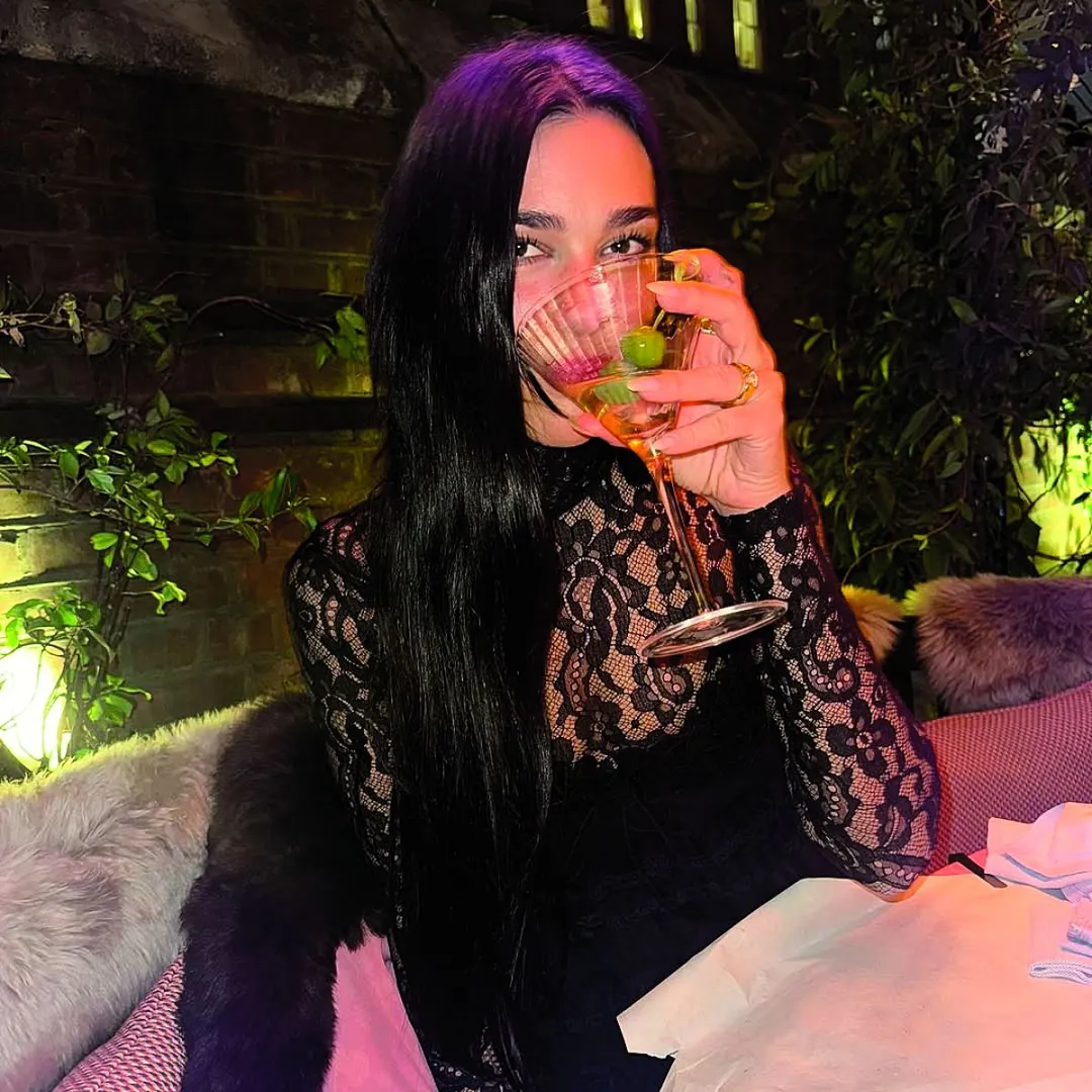 Dua Lipát eljegyezték, gyémántgyűrűt villantott - BORS - felteszem én 
