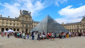 Válságban a Louvre: Tömegturizmus és romló színvonal