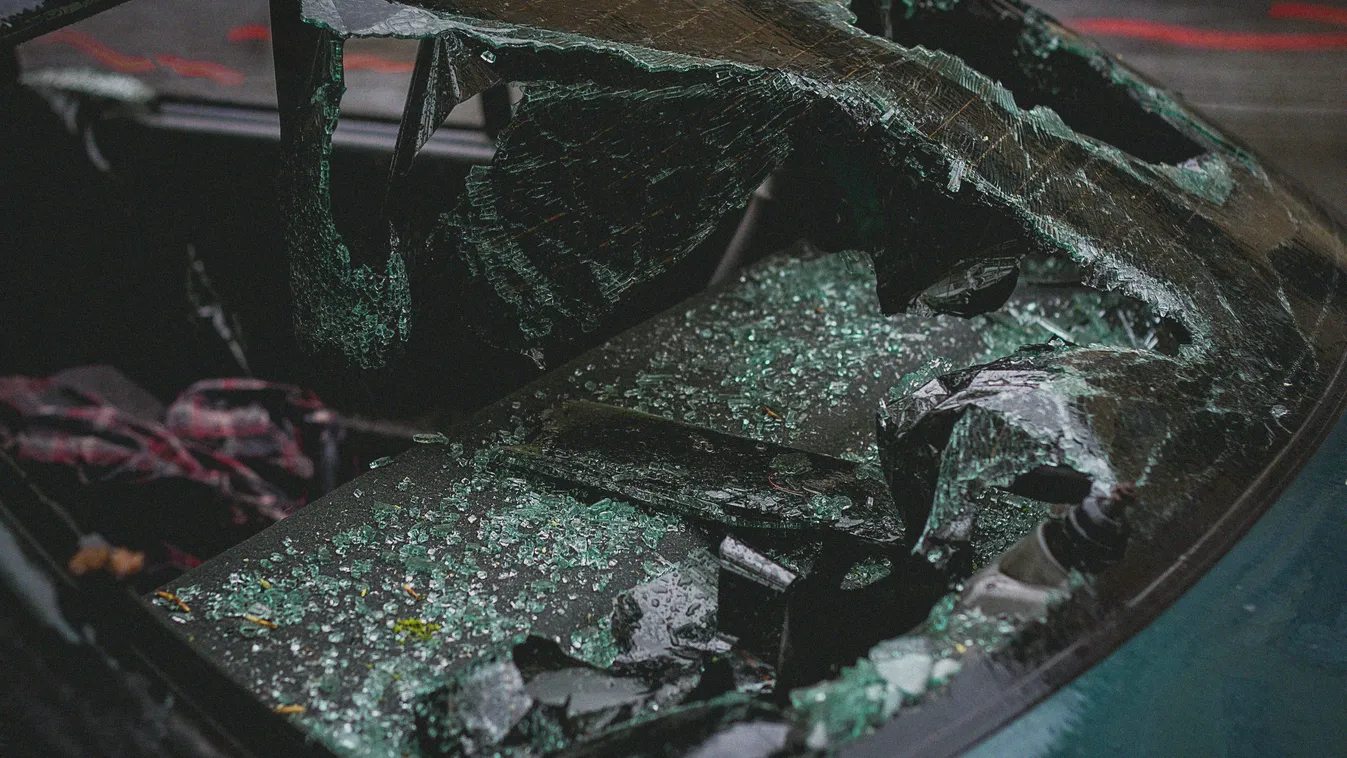 Drámai fotókon a főúton történt horrorbaleset: szinte semmi sem maradt az autókból