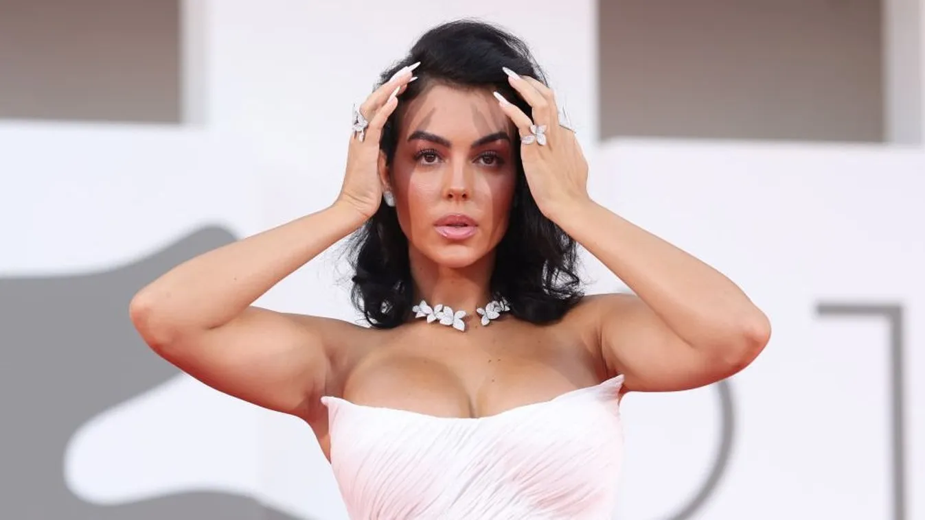 Egyenesen a kamerába tolta a melleit Cristiano Ronaldo szexi barátnője - Fotó