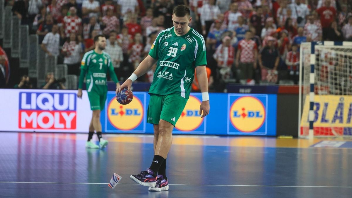 "Mit kellene most mondanom?" - szívszorító fotókon a búcsúzó kézisek