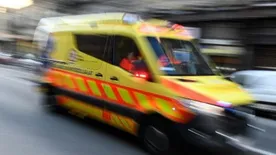 Mentőt is kellett hívni: óriási baleset történt az M1-esen, mindkét autó az árokba csapódott