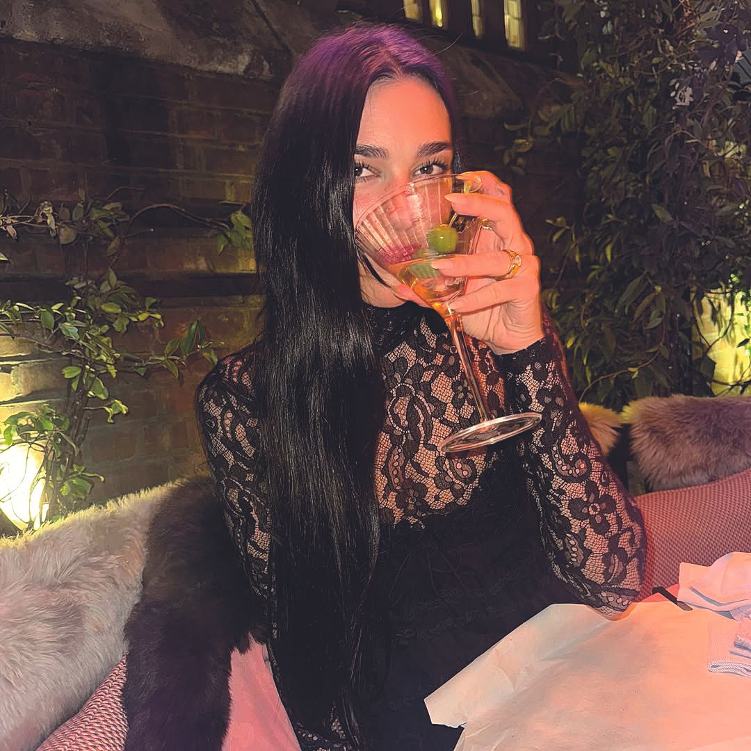 Dua Lipát eljegyezték, gyémántgyűrűt villantott - BORS - felteszem én 
