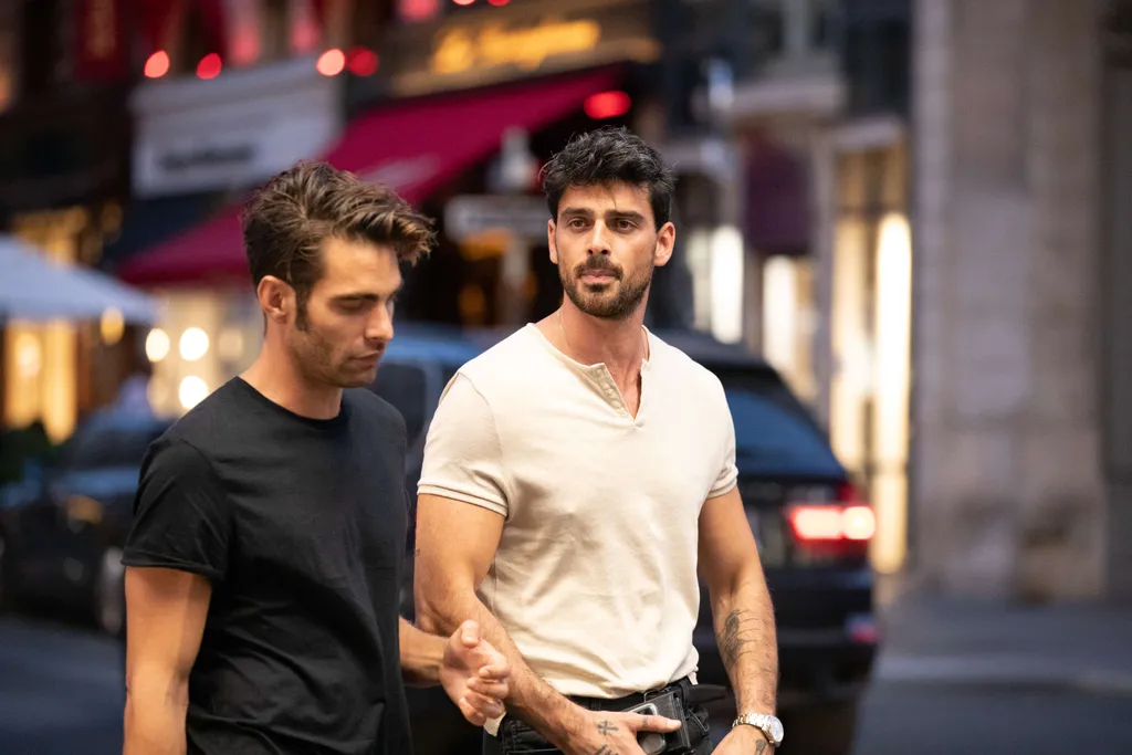 Exclusif - Michele Morrone se balade place Vendôme avec un ami, le mannequin Jon Kortajarena à Paris ***EXCLUSIVE***