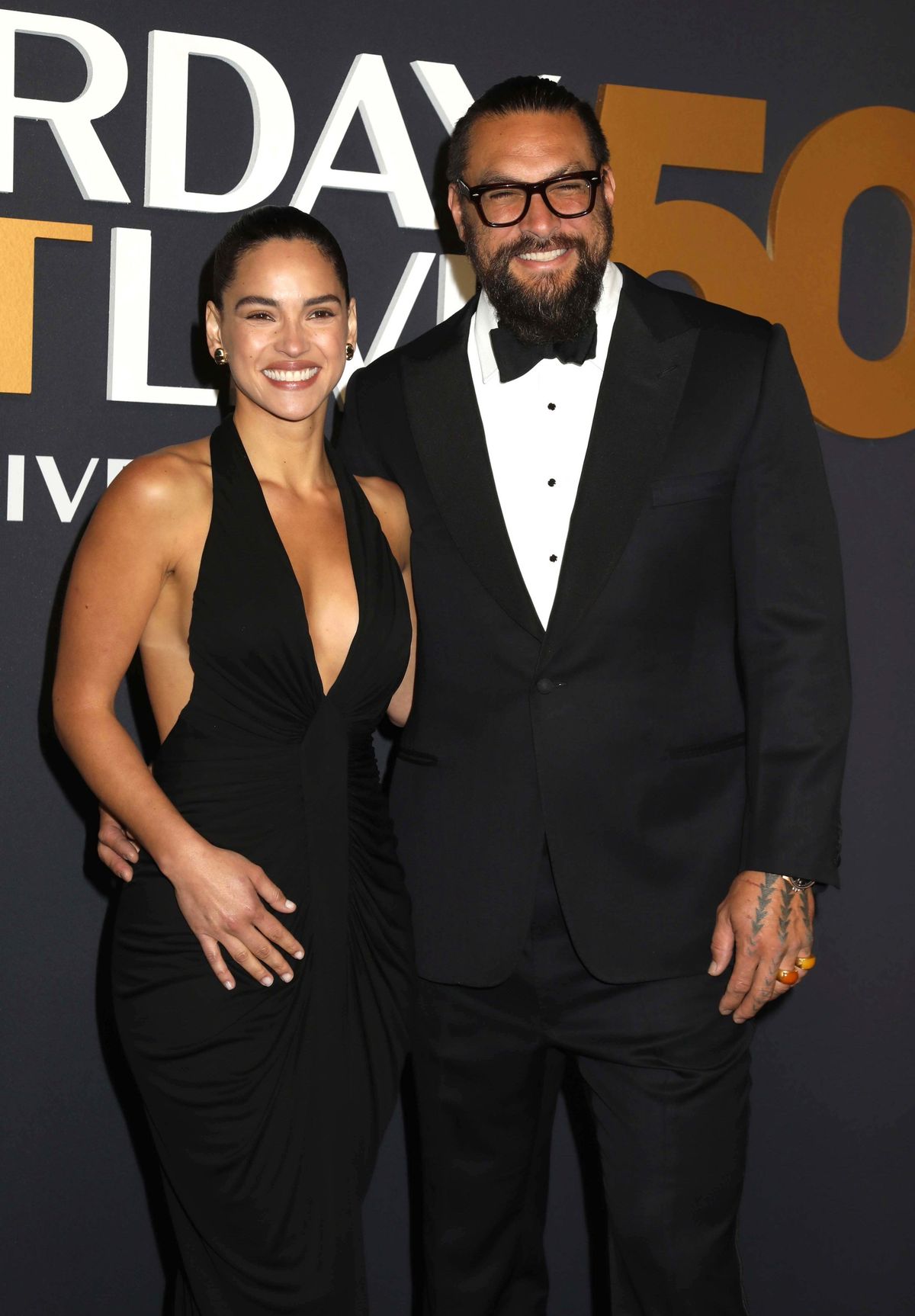 Jason Momoa és új barátnője, Adria Arjona.