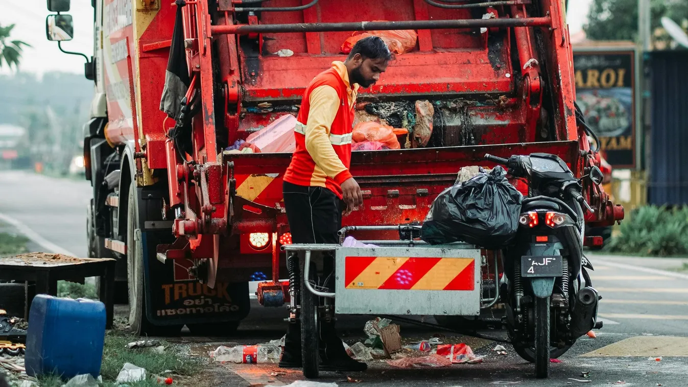 Most jött: felborult egy kukásautó, folyik ki az úttestre az üzemanyag