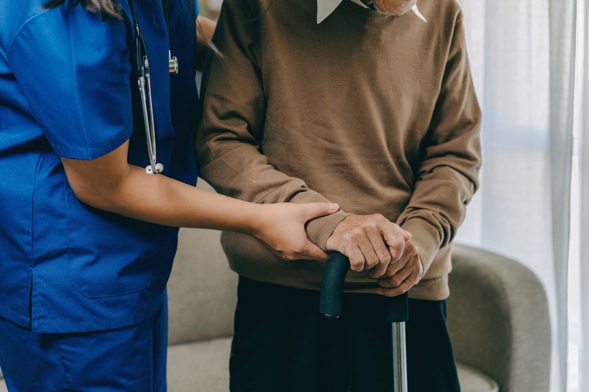 Nurse,Holding,A,Senior,Patients,'s,Hand,On,A,Walking